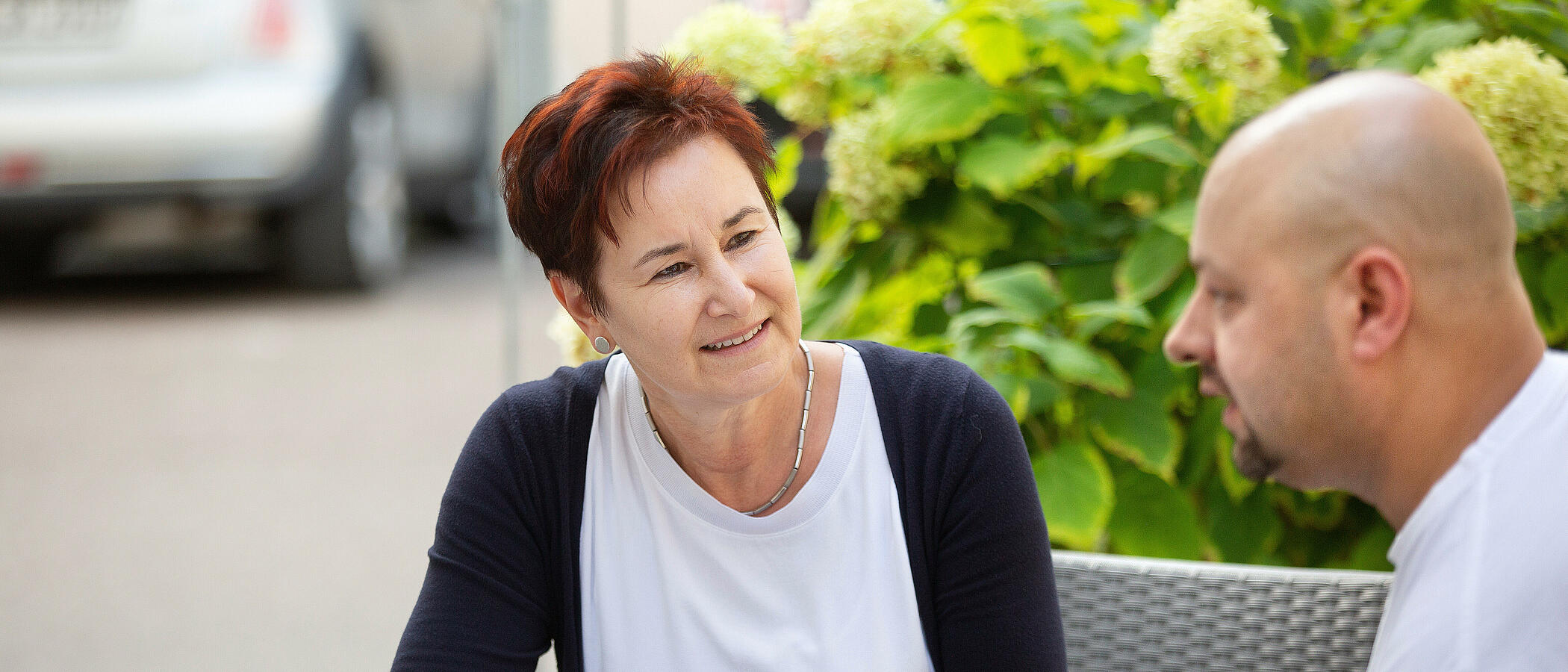 Betreuerin Andrea Schwin-Haumesser im Gespräch mit Klienten