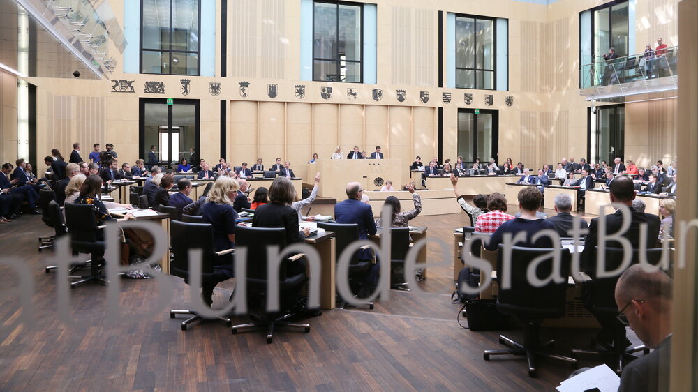 Blick durch Fenster auf die Sitzung des Bundesrates