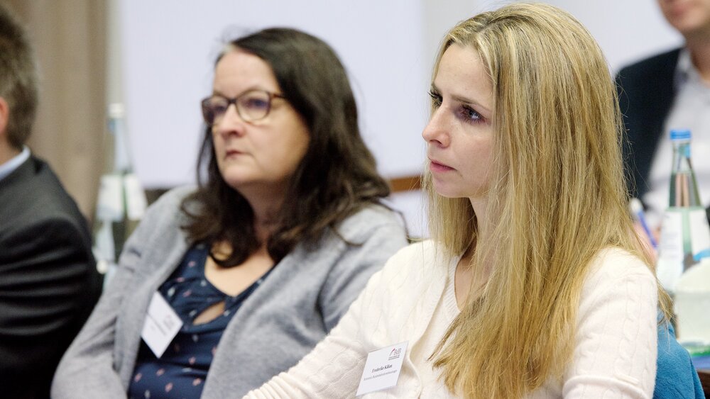 Annette Schnellenbach (BMJV) und Friederike Kilian, Referentin der Bundesbehindertenbeauftragten