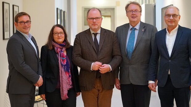 Thorsten Becker (BdB), Referatsleiterin Annette Schnellenbach (BMJV), Staatssekretär Christian Lange (SPD), Dr. Harald Freter (BdB) und Staatssekretär a.D. Gerd Schmitt
