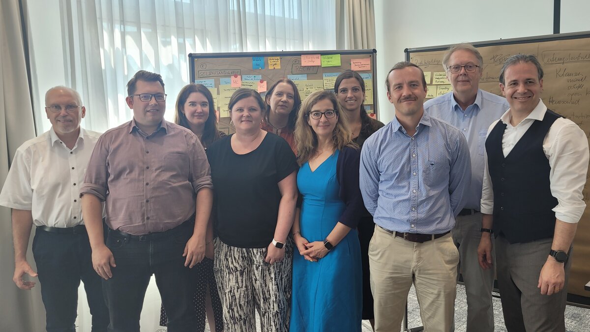 Auf diesem Foto sind zehn Personen auf einem Gruppenfoto zu sehen