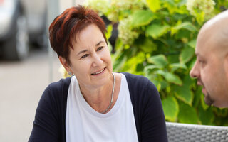 Betreuerin Andrea Schwin-Haumesser im Gespräch mit Klienten