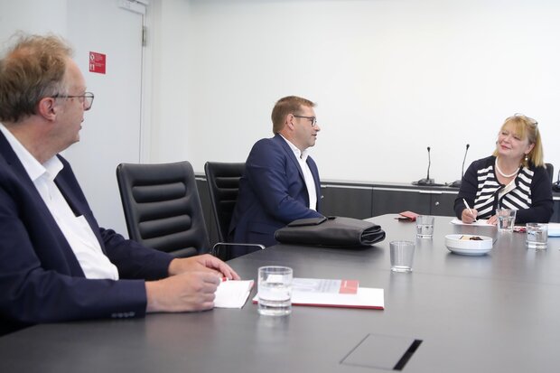 Dr. Harald Freter, Thorsten Becker und Mechthild Rawert im Gespräch