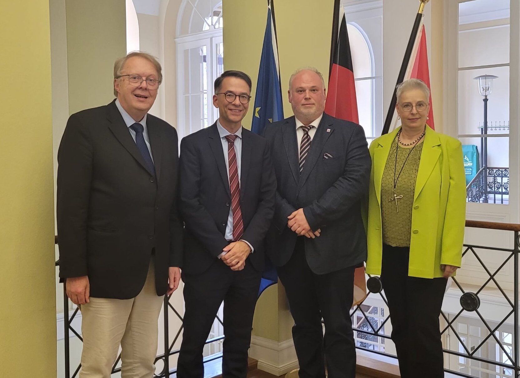 auf dem Foto sind vier Personen zu sehen