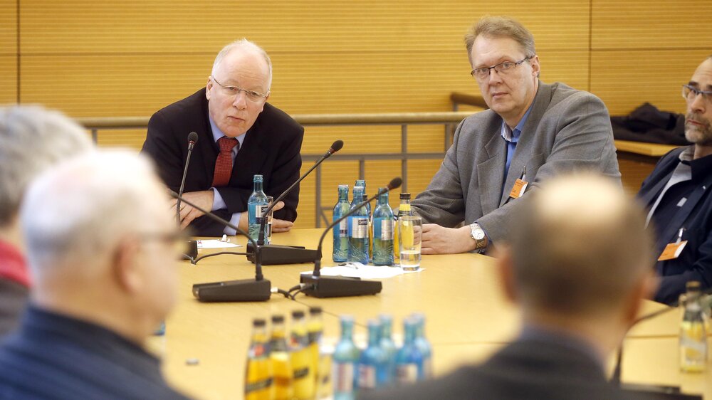 Dr. Matthias Bartke setzt sich für bessere Rahmenbedingungen in der rechtlichen Betreuung ein. Rechts neben ihm: Dr. Harald Freter, Geschäftsführer des BdB