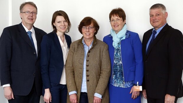 Dr. Sabine Sütterlin-Waack (M.) und Emmi Zeulner (2.v.l.) mit BdB-Geschäftsführer Dr. Harald Freter (l.) sowie Brigitte May und Berndt Oehler (bdB)