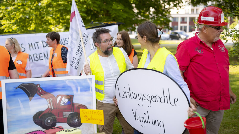 Personen mit Schildern bei Protestaktion