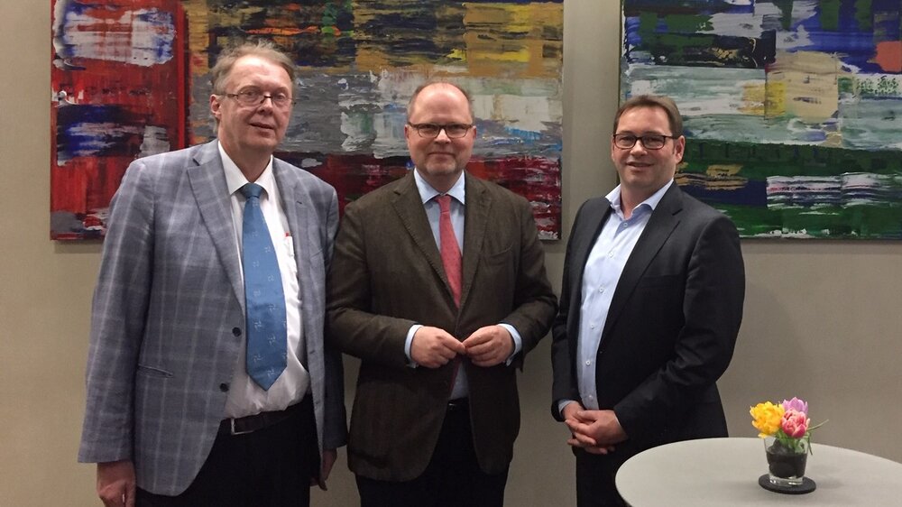 Staatssekretär Christian Lange (SPD), Mitte, im Gespräch mit Dr. Harald Freter und Thorsten Becker
