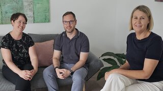 dieses Bild zeigt drei Personen, die nebeneinander sitzen