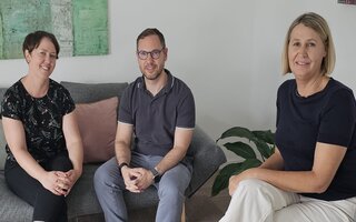 dieses Bild zeigt drei Personen, die nebeneinander sitzen
