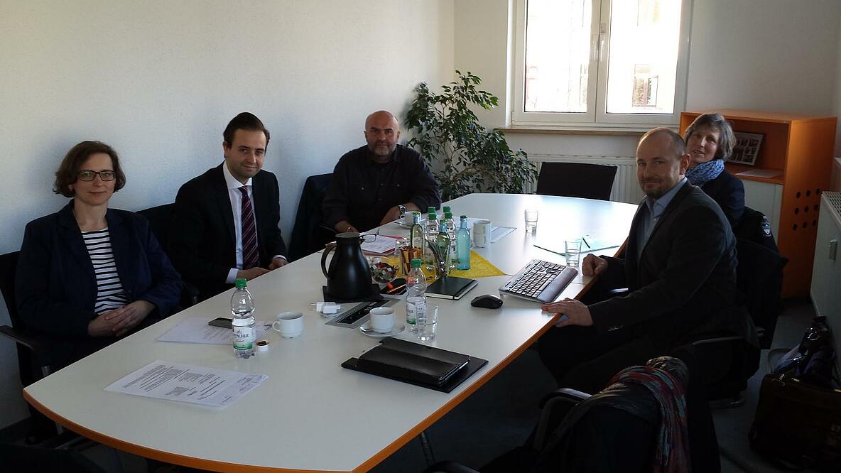 Justizminister Sebastian Gremkow (2. v. l.) im Gespräch mit Silke Hagenow-Ukat (l.), Stefan Hupfer (M.), Fred Fiedler und Heidi Kühnert