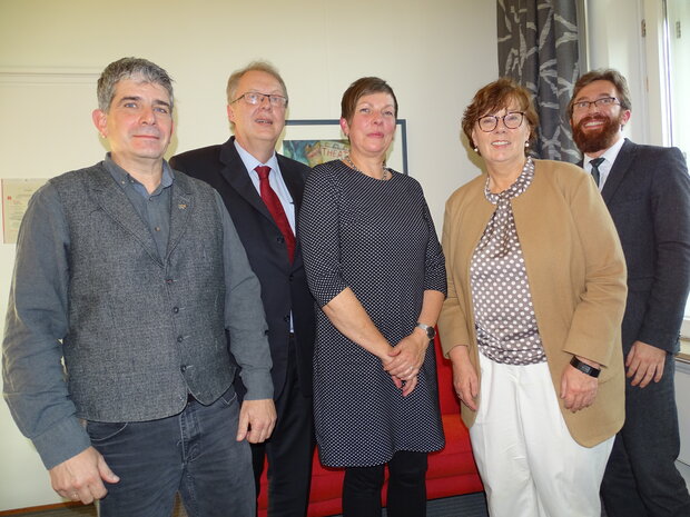 Frank Cremer-Neihaus, Dr. Harald Freter, Sabine Schindler, Dr. Sabine Sütterlin-Waack, Dr. Philipp Kersting im Gespräch im Kieler Ministerium