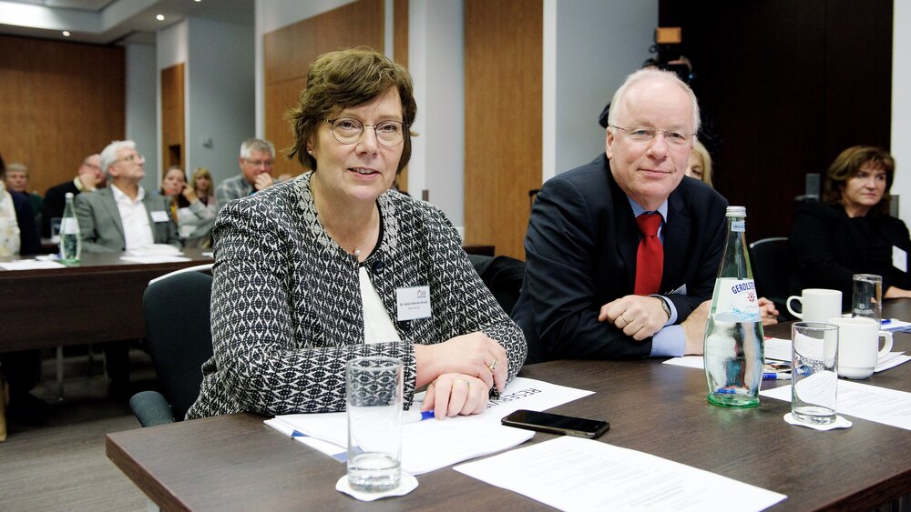 Die für das Betreuungsrecht zuständigen MdB der Regierungsfraktionen, Dr. Sabine Sütterlin-Waack (CDU) und Dr. Matthias Bartke (SPD) sitzen am Tisch