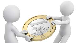 Auf diesem Bild sind zwei Figuren zu sehen, die jeweils an einem Eurostück ziehen