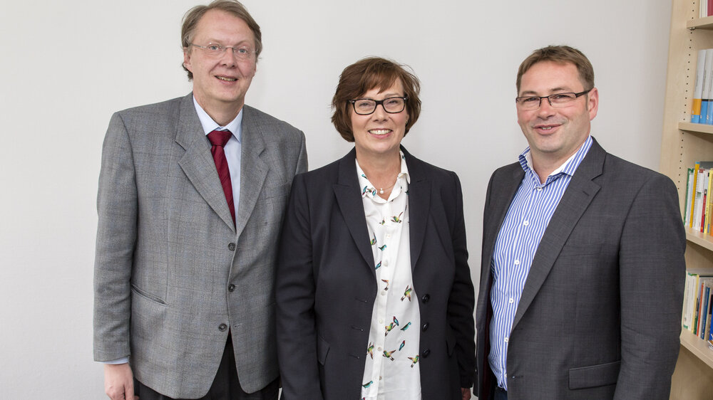 Gruppenbild Dr. Sabine Sütterlin-Waack mit BdB Geschäftsführer Dr. Harald Freter und BdB-Vorsitzenden Thorsten Becker