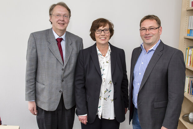 Gruppenbild Dr. Sabine Sütterlin-Waack mit BdB Geschäftsführer Dr. Harald Freter und BdB-Vorsitzenden Thorsten Becker