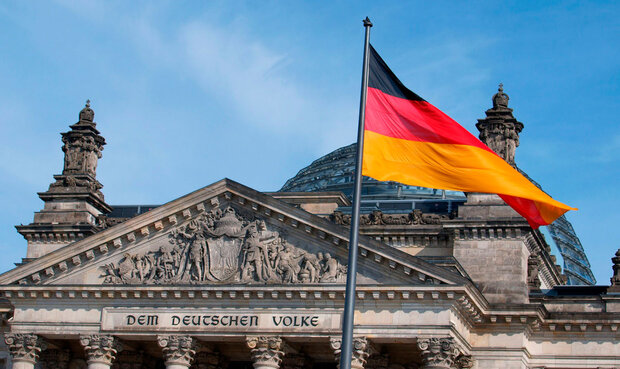 Kuppel und Flagge am Berliner Reichstag