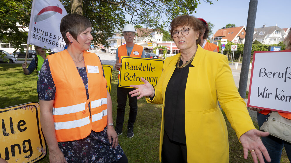 Zwei Frauen reden bei Protestaktion