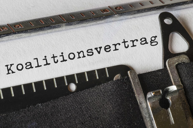 Zettel mit Wort "Koalitionsvertrag" drauf gedruckt