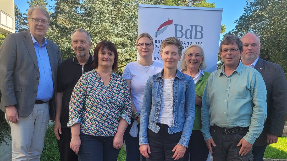 Auf diesem Foto ist der neu gewählte Landesgruppenvorstand Baden-Württemberg zu sehen