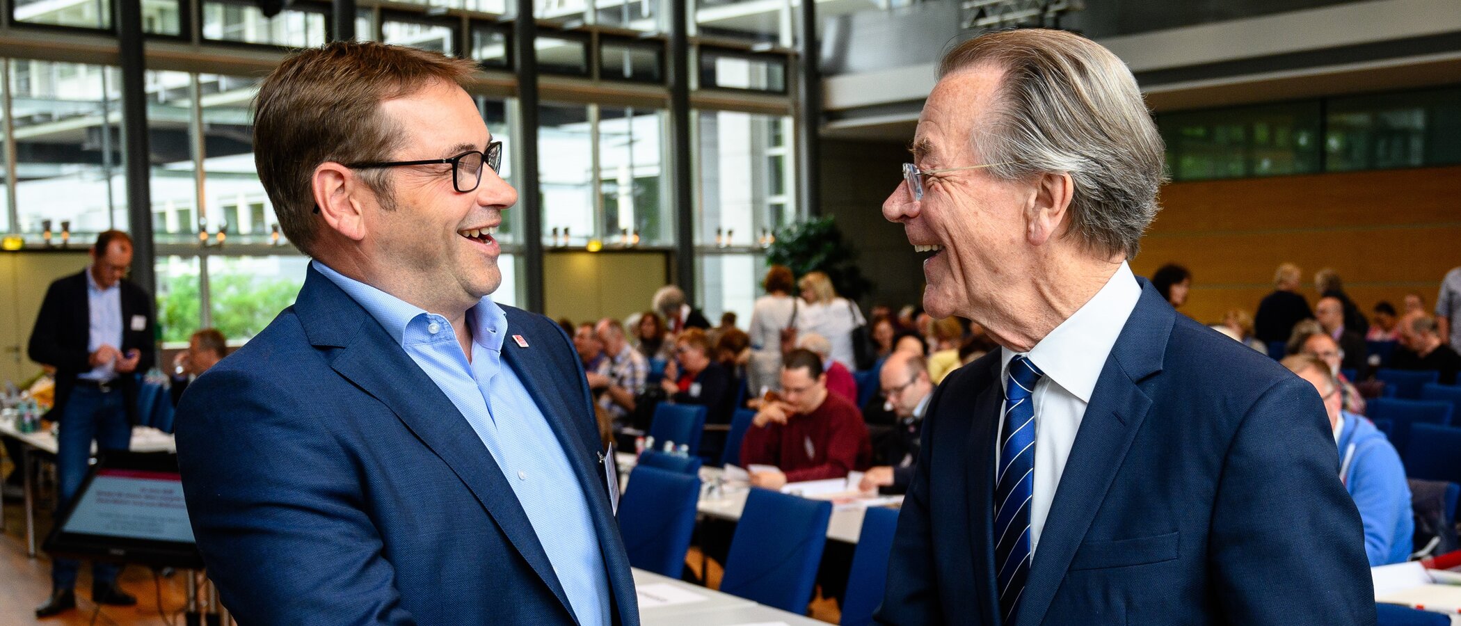 auf dem Foto sind der damalige BdB-Vorsitzende Thorsten Becker und der Politiker Franz Müntefering während der Jahrestagung 2019 zu sehen