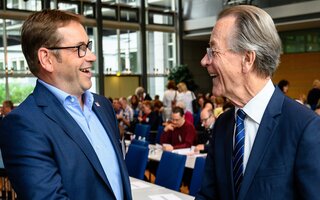 auf dem Foto sind der damalige BdB-Vorsitzende Thorsten Becker und der Politiker Franz Müntefering während der Jahrestagung 2019 zu sehen