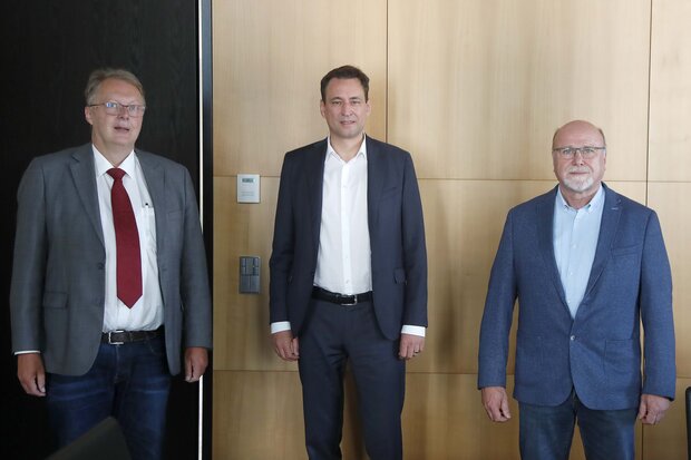Bayerns Staatsminister der Justiz Georg Eisenreich im Gespräch mit Dr. Harald Freter und Hennes Göers