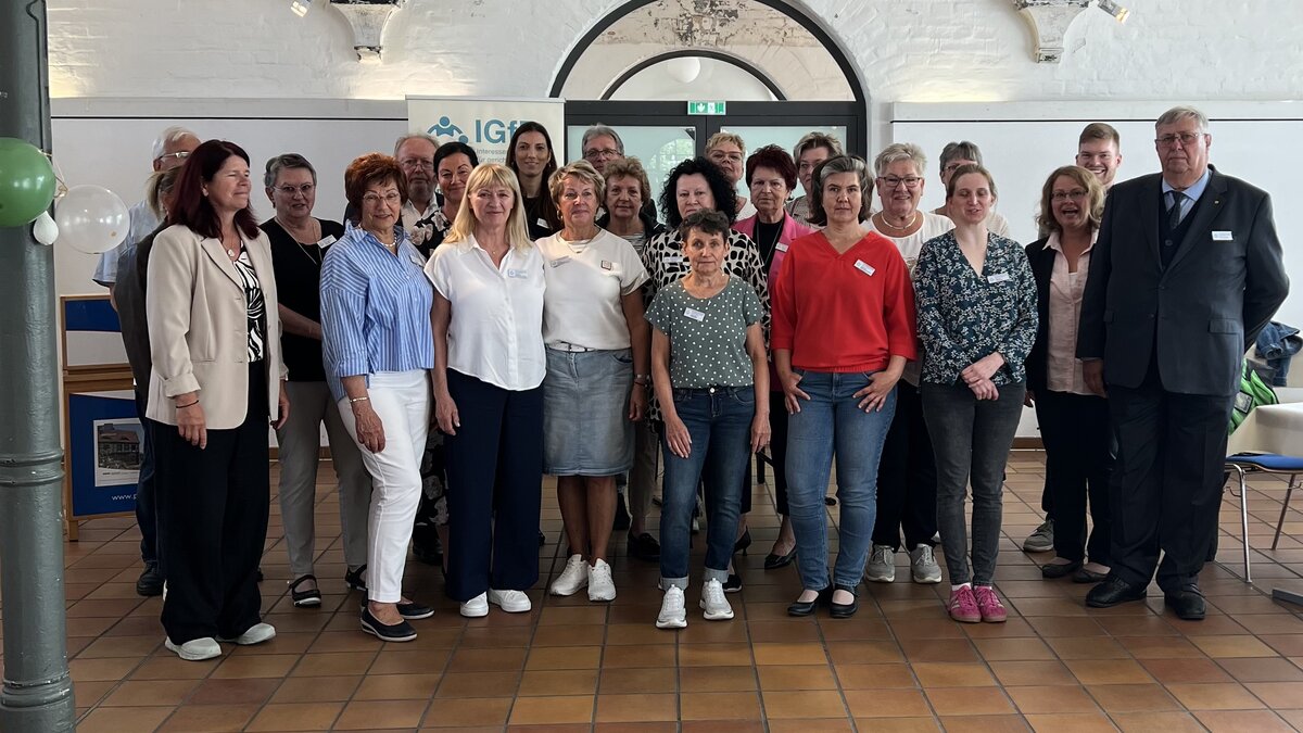 Auf diesem Foto sind rund 25 Personen auf einem Gruppenbild zu sehen