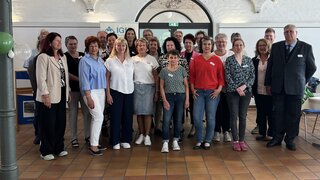 Auf diesem Foto sind rund 25 Personen auf einem Gruppenbild zu sehen