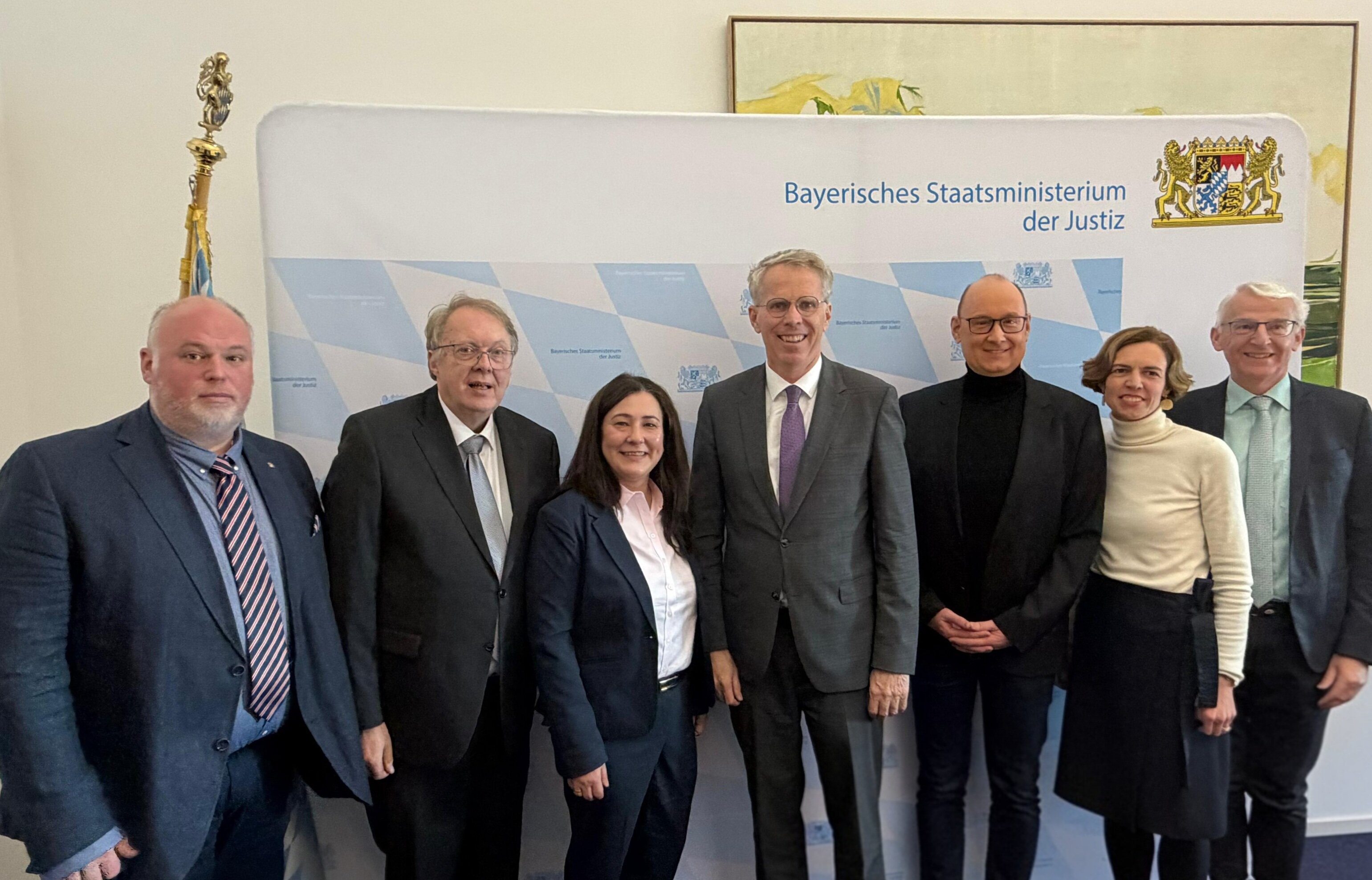 auf dem Foto sind sieben Personen zu sehen